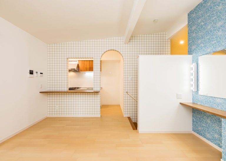 3層スキップフロア、女優ミラー、キッチンカウンター